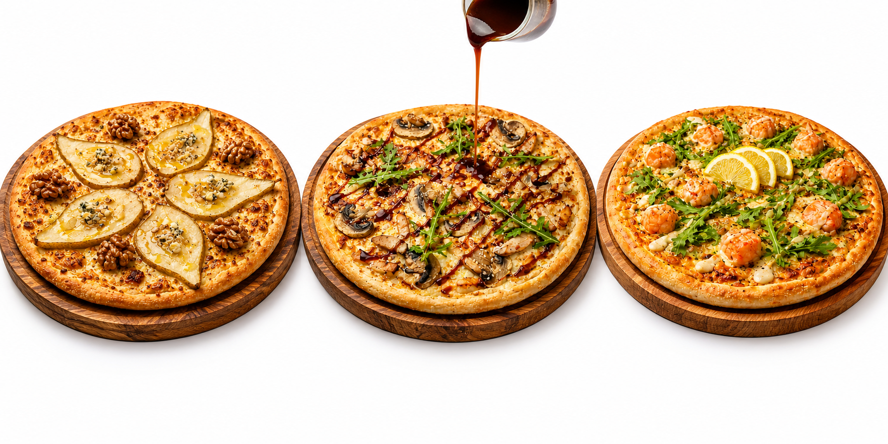 Drei PizzaMaXXL Pizzen auf Holzbrettern